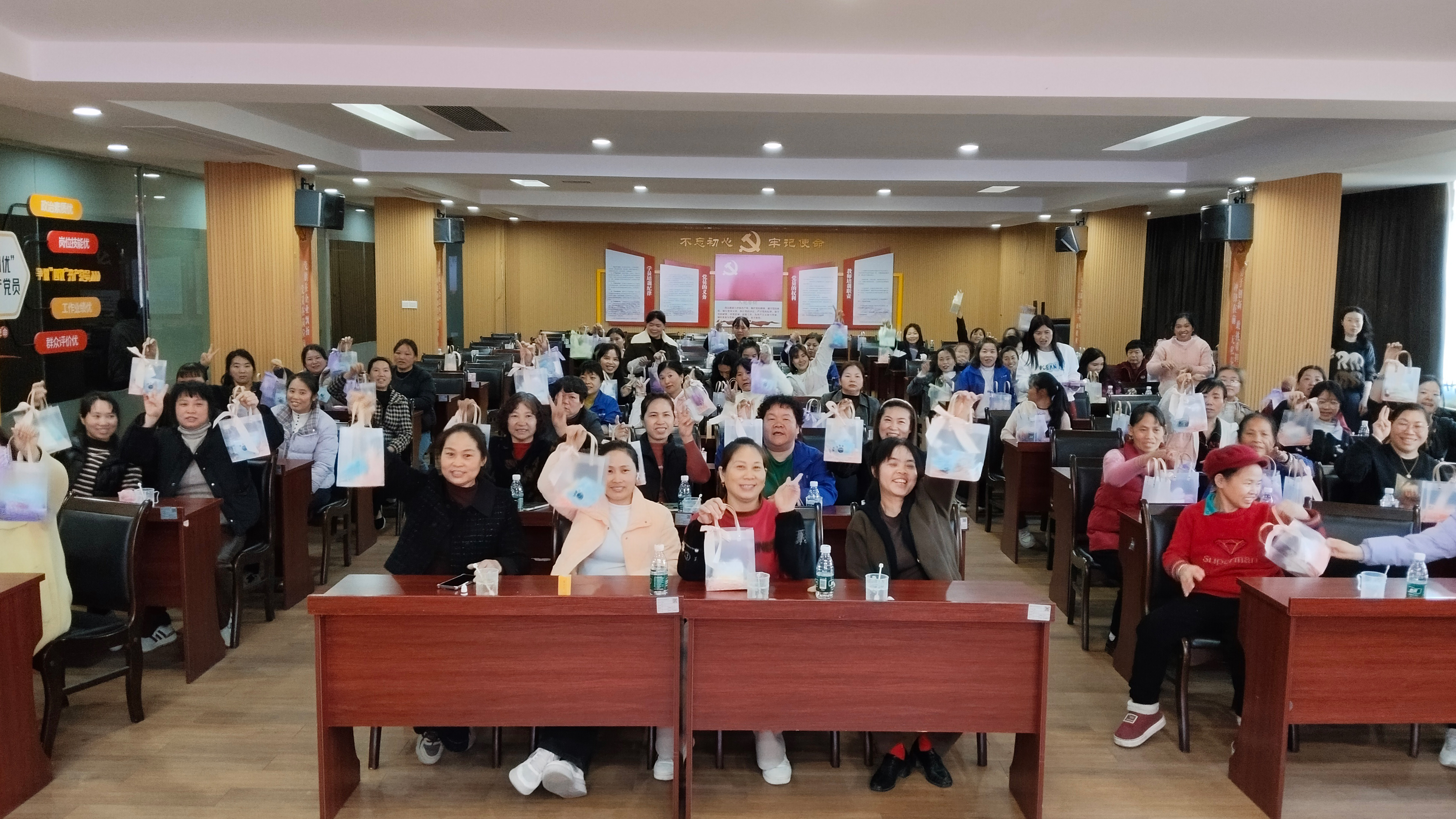 巾幗綻芳華·匠心筑美好｜優(yōu)安納傘業(yè)舉辦“三八”婦女節(jié)主題活動(dòng)